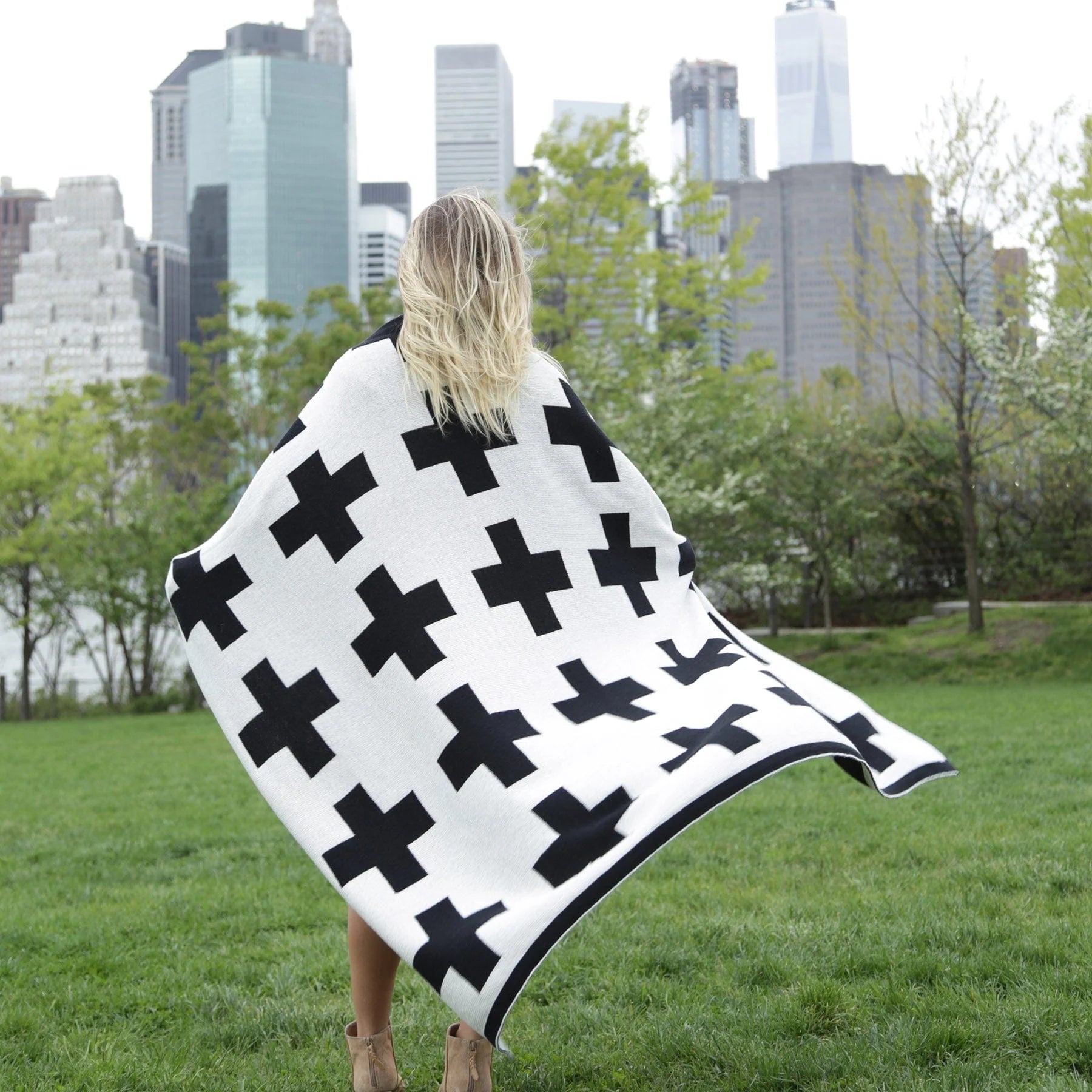 Reversible Sustainable Knit Geometric Throw Blanket - Thumbnail 3